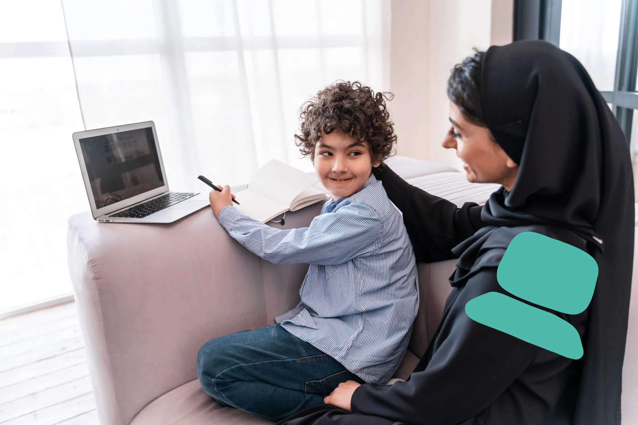 Moeder en zoon samen achter de computer
