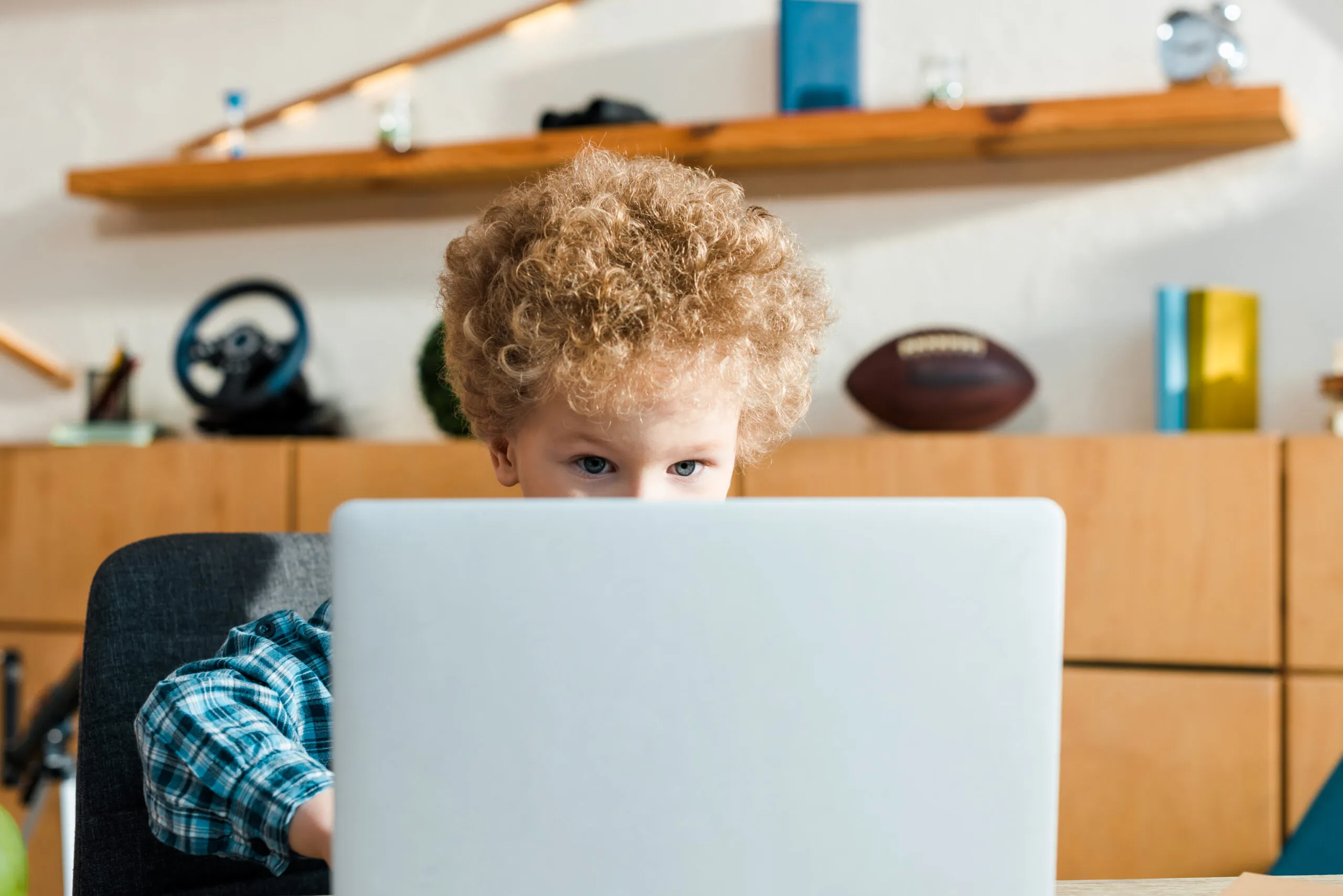 Jongen achter zijn laptop
