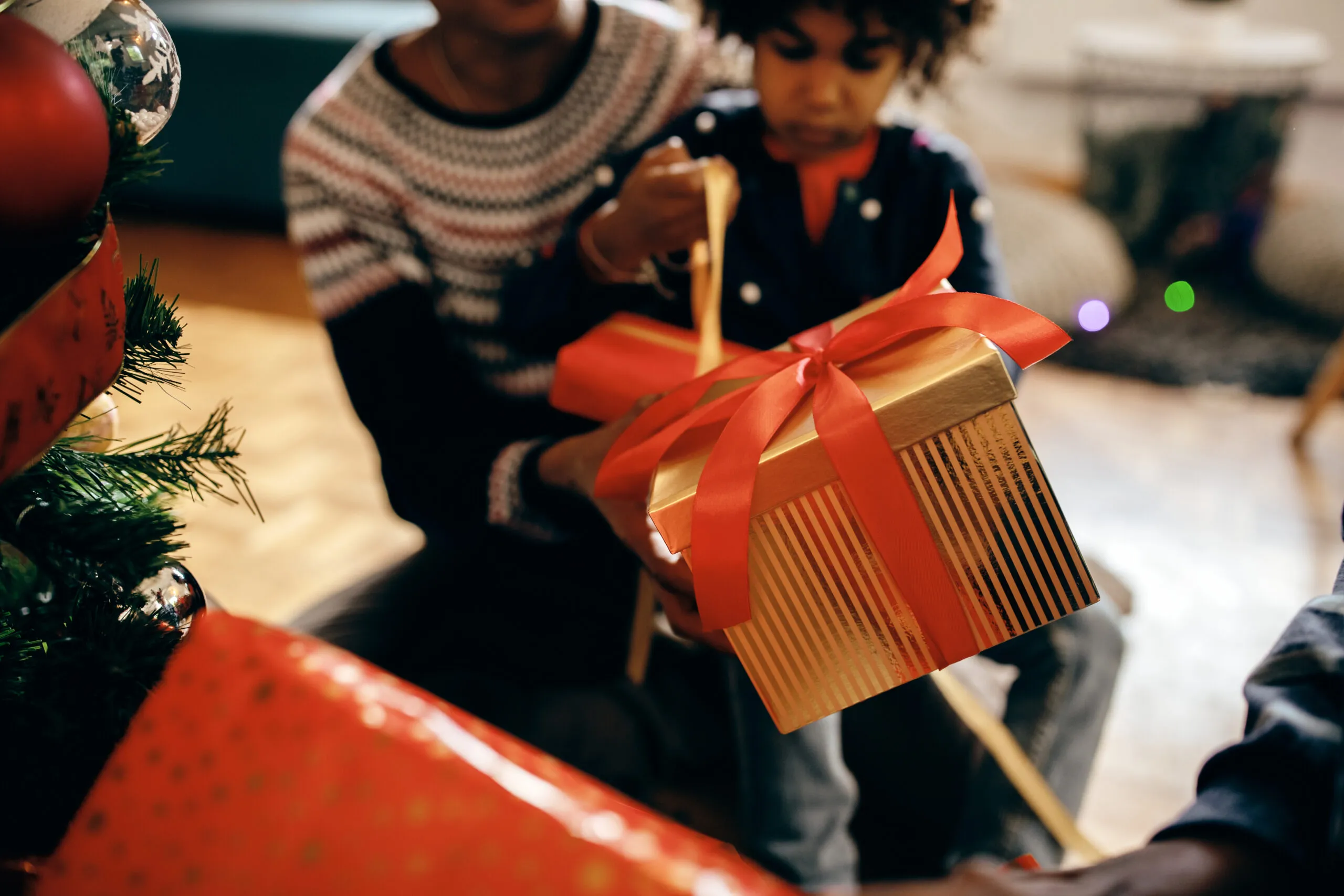 Kindje met cadeaus