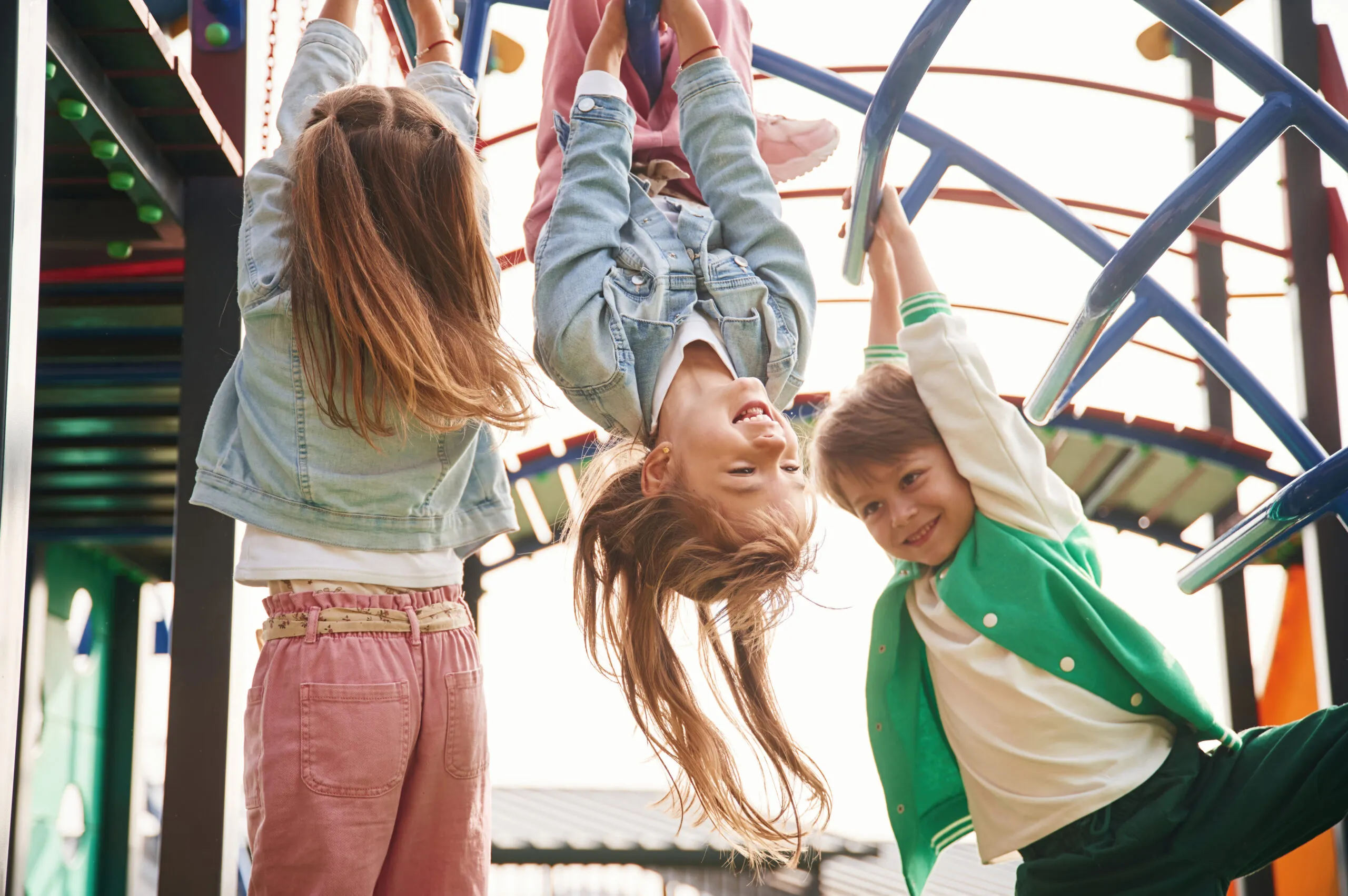 Kinderen die aan het spelen zijn in de buurt