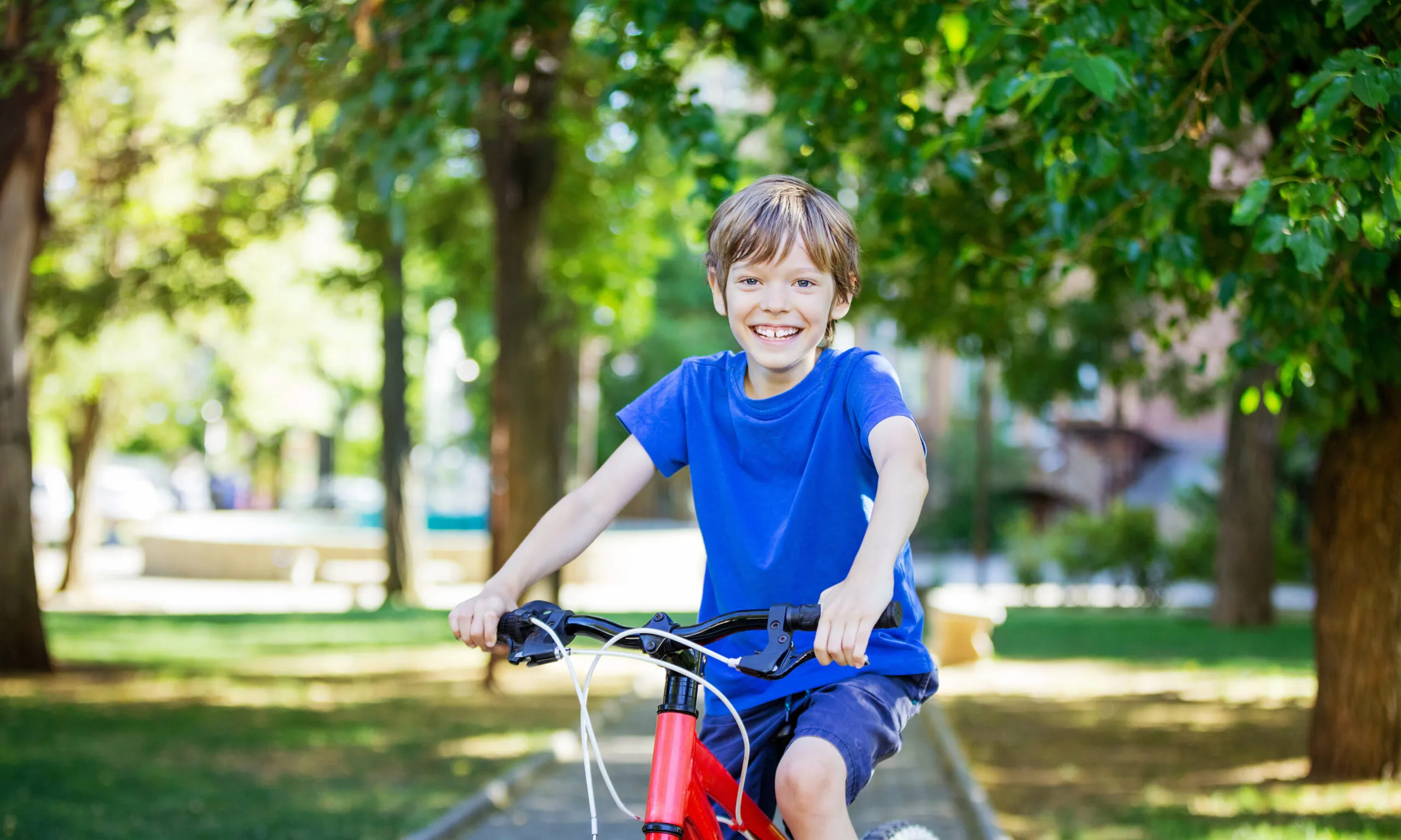 Jongen op de fiets in het park