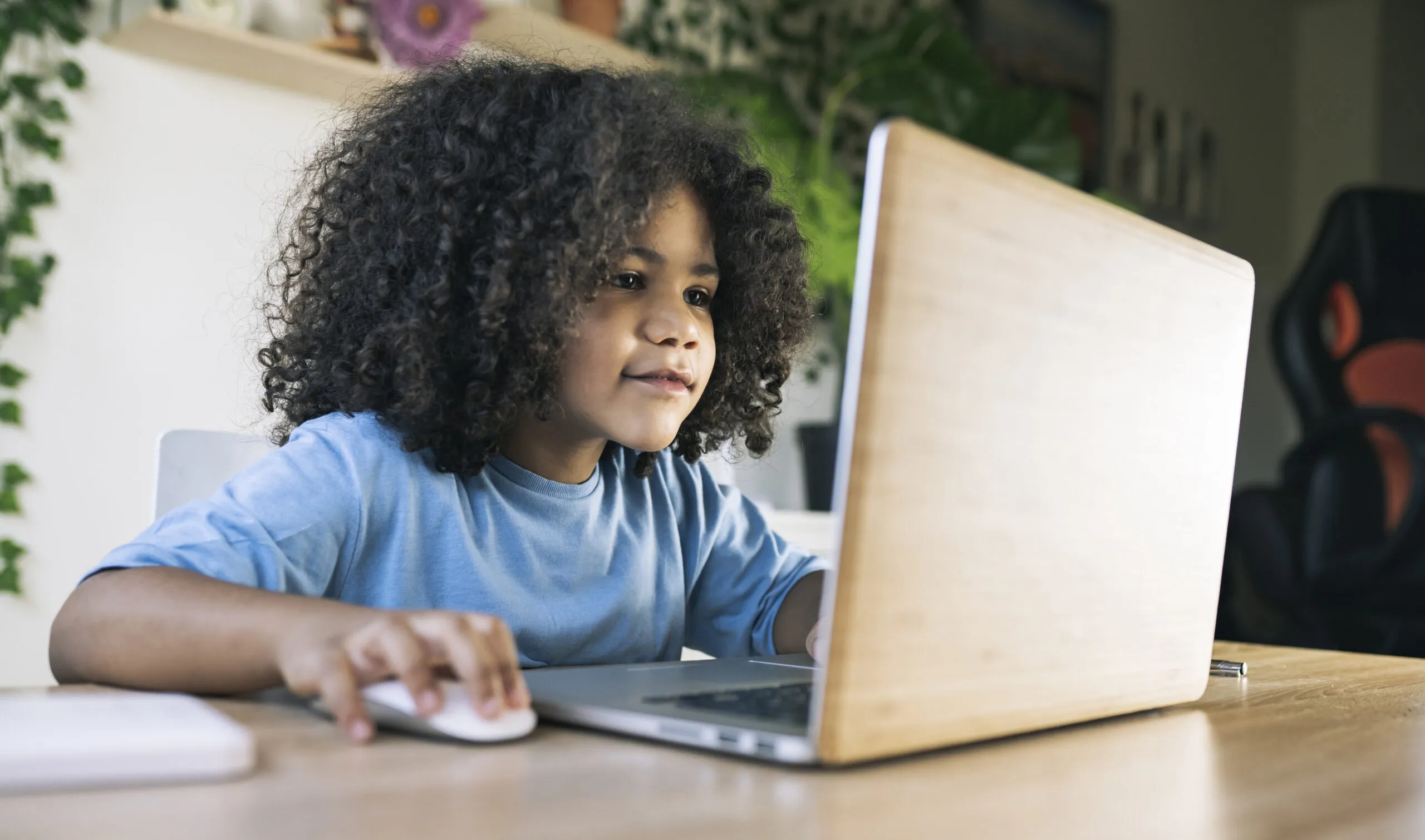 Meisje dat achter de laptop zit