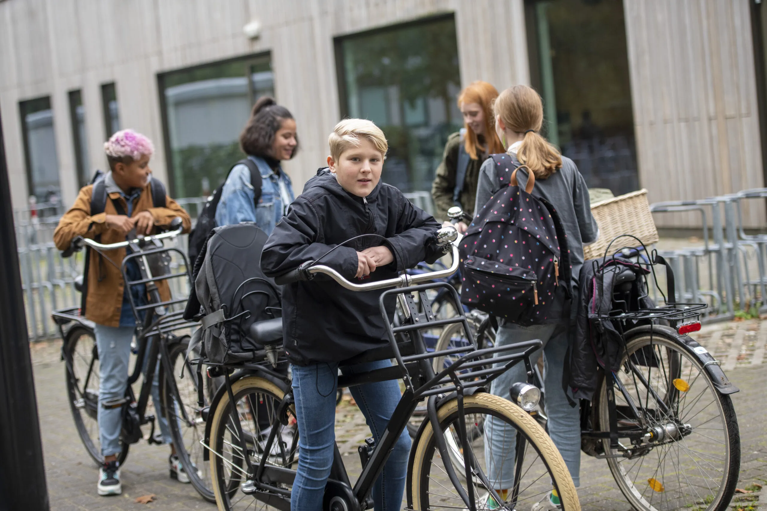 Studenten op het schoolplein met hun fiets