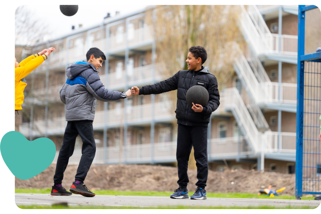 Basketballende jongens in Rijswijk